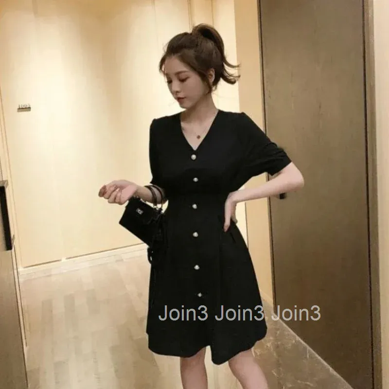 Bk Knee-Length ss with V-Neline and Buttons