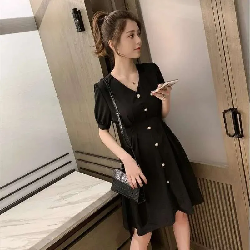 Bk Knee-Length ss with V-Neline and Buttons
