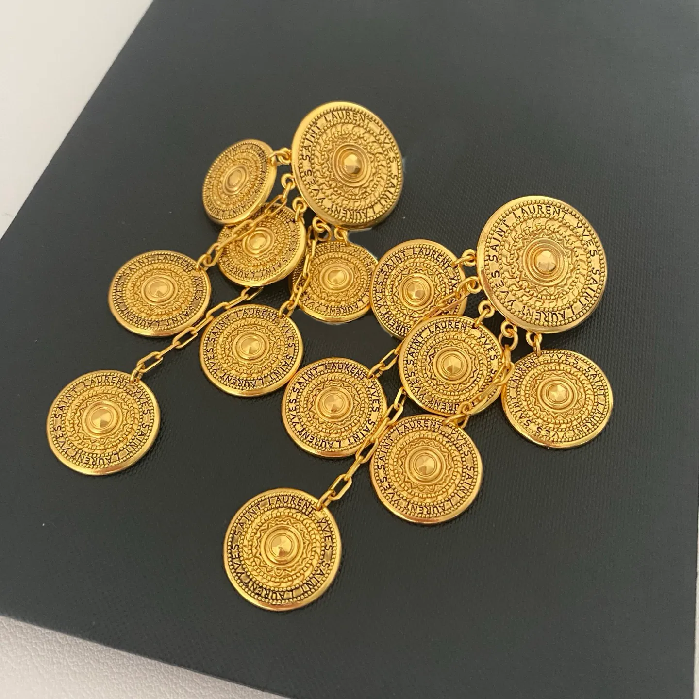 ✓ DHgate 술이있는 빈티지 골드 코인 귀걸이, 여성용 원형 드롭 매달린 귀걸이, 우아한 귀 클립, 패션 보석 | 다양한 매달려 &  샹들리에