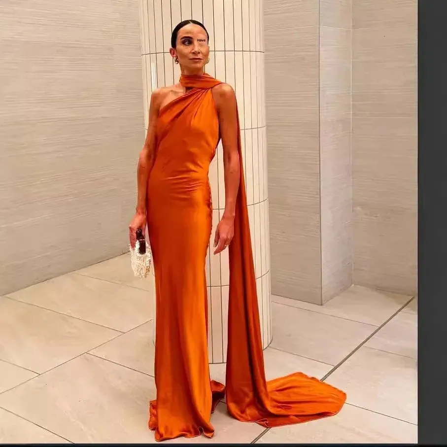 Mujeres Que Venden Un Vestido De Cuello De Halter De Halter De