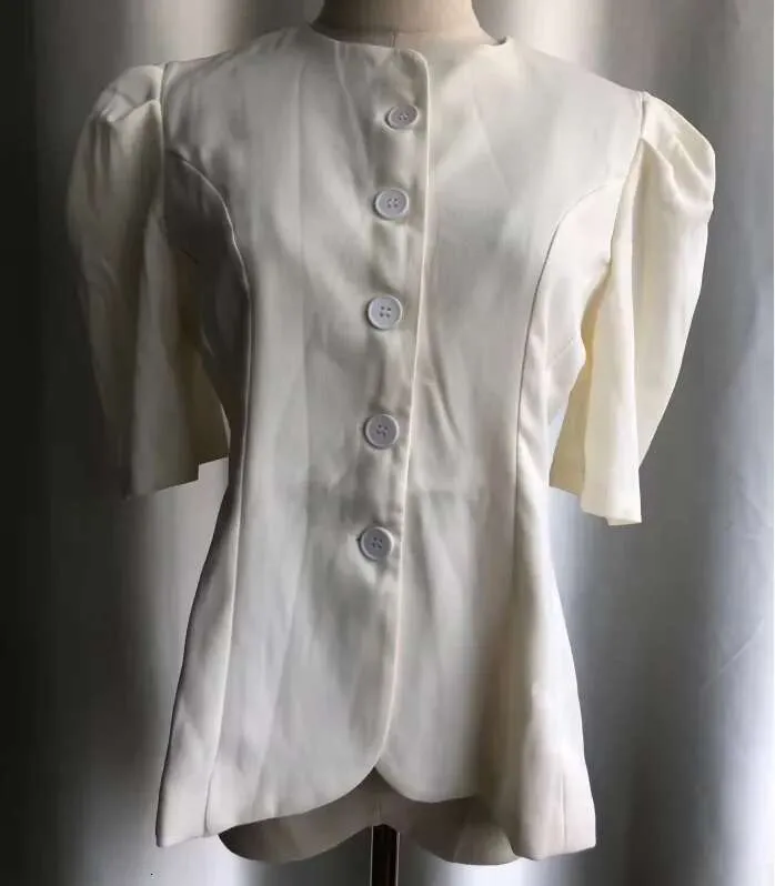 Camicia bianca con maniche a sbuffo, camicia in stile vittoriano, camicia elegante, abbigliamento d'avanguardia, top di design, camicia con maniche Bishop, top da cocktail - Italia