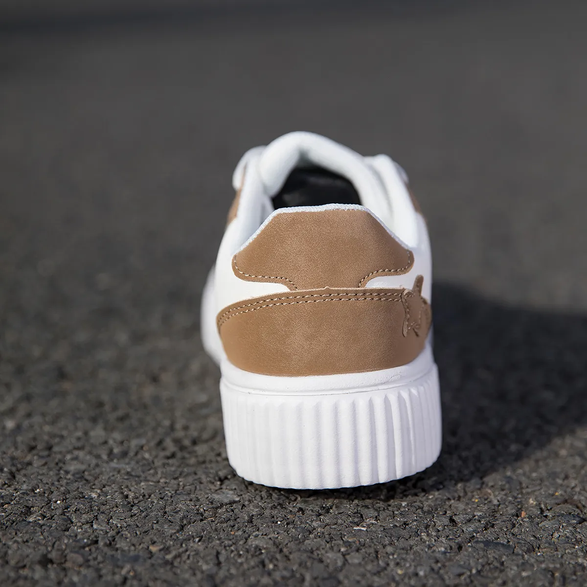 Unisex Fashion Sneakers Breathable Lightfooted Comfort Design