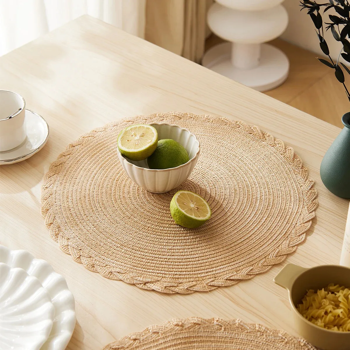 Set di 4 tovagliette decorative con fiori rotondi in PVC, resistenti al