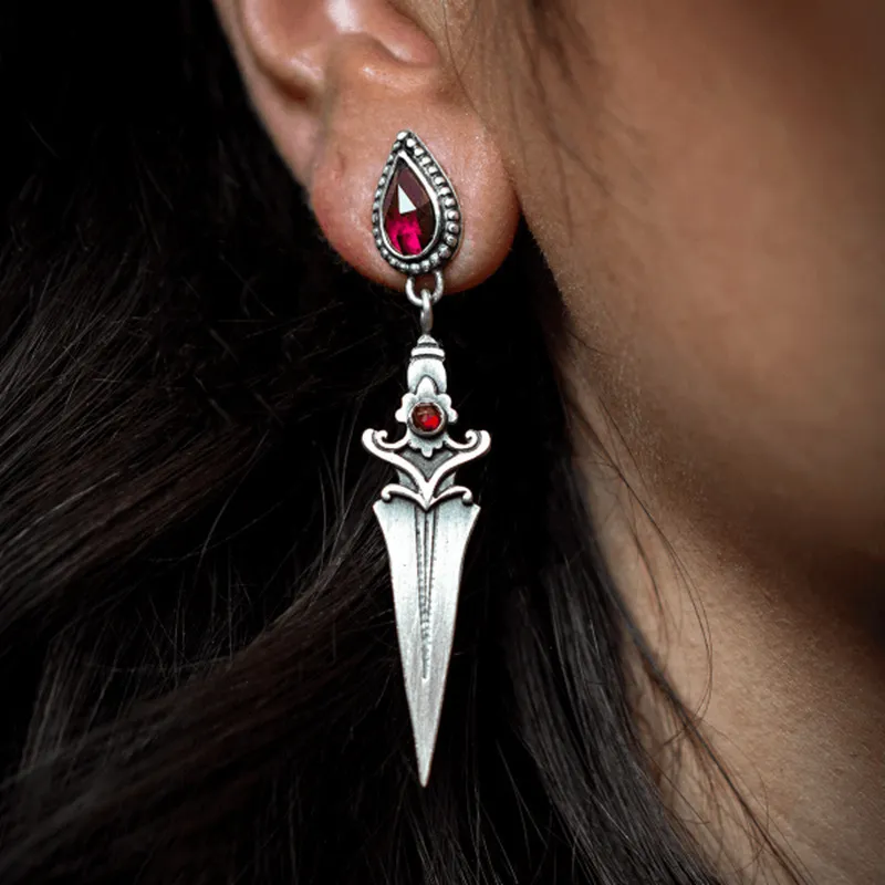 Boucles d'oreilles pendantes gothiques médiévales vintage en forme d'épée, avec pierre rouge, pour femme, accessoire de piercing pour Halloween 250930_voghion.com