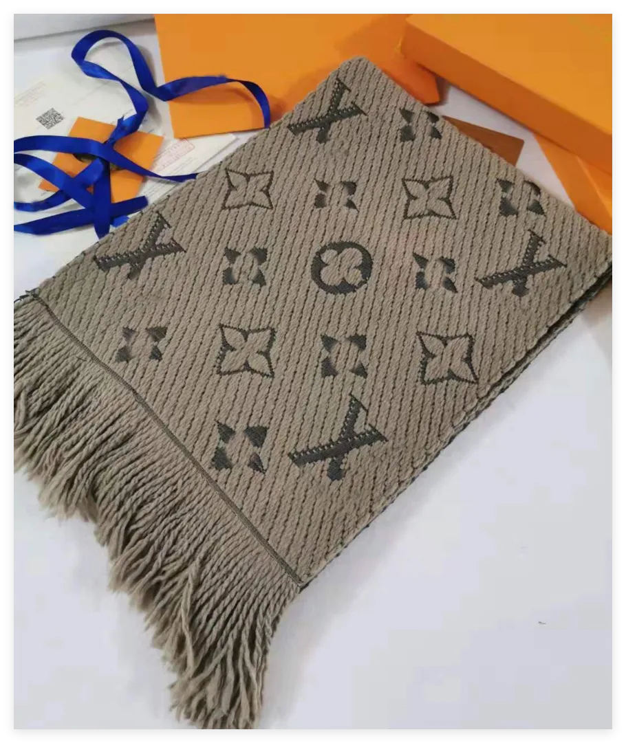 Gucci - Sciarpa in lana jacquard con motivo GG grigio - The Corner