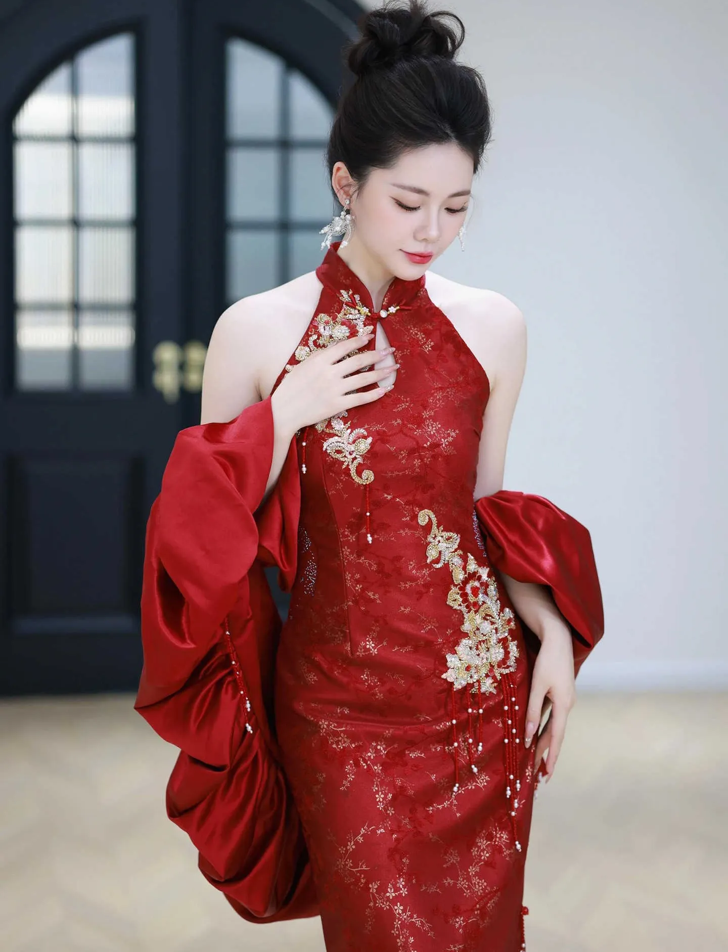 Red chinese evening dress cheongsam with Hanging-Neck for Elegant Oriental-inspired Brides - TP96 Red chinese evening dress cheongsam with Hanging-Neck for Elegant Oriental-inspired Brides - TP96