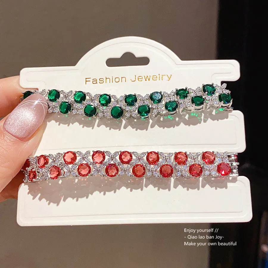 Bracciale glamour in argento con pietre preziose rosse e strass scintillanti, un regalo elegante e abbagliante per lei._voghion.com