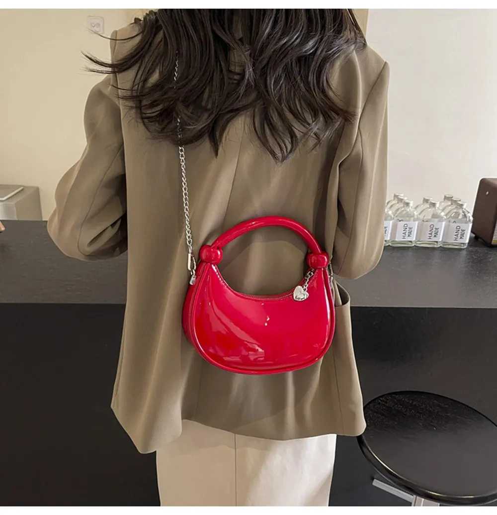 Bolso De Mano De Charol Rojo Para Mujer, Bolso Cruzado Con Cadena De  Primavera Y Otoño, Bolso Pequeño De Hombro Con Cremallera De Amor Versátil  A La Moda 251010 De 28,92 € | DHgate, image size:1000x1035
