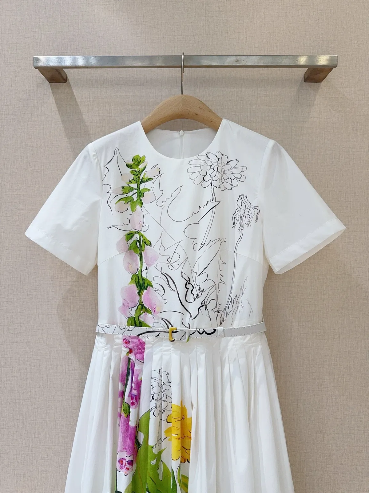 White Floral Print Midi Dress with Gathered Empire Waist and Short Sleeves - Mid-Calf A-Line Cotton Dress from Dhgate Basic & Casual Dresses - price 176.64 White Floral Print Midi Dress with Gathered Empire Waist and Short Sleeves - Mid-Calf A-Line Cotton Dress from Dhgate Basic & Casual Dresses - price 176.64