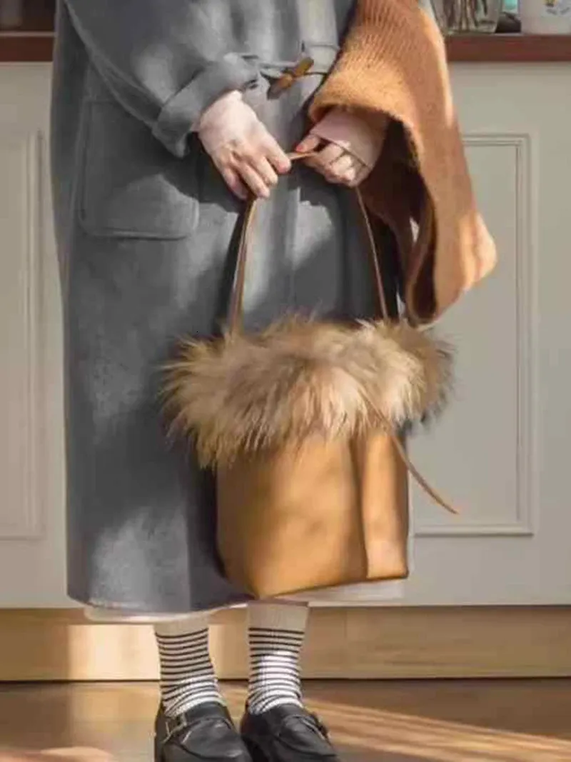 Mujer Primavera Otoño Retro Bolso De Cubo Coreano Empalme Estilo Peludo De  Mano Mujeres De Moda Sólido Solo Hombro Bolsa De Axila 251017 De 51,88 € |  DHgate, image size:800x1067