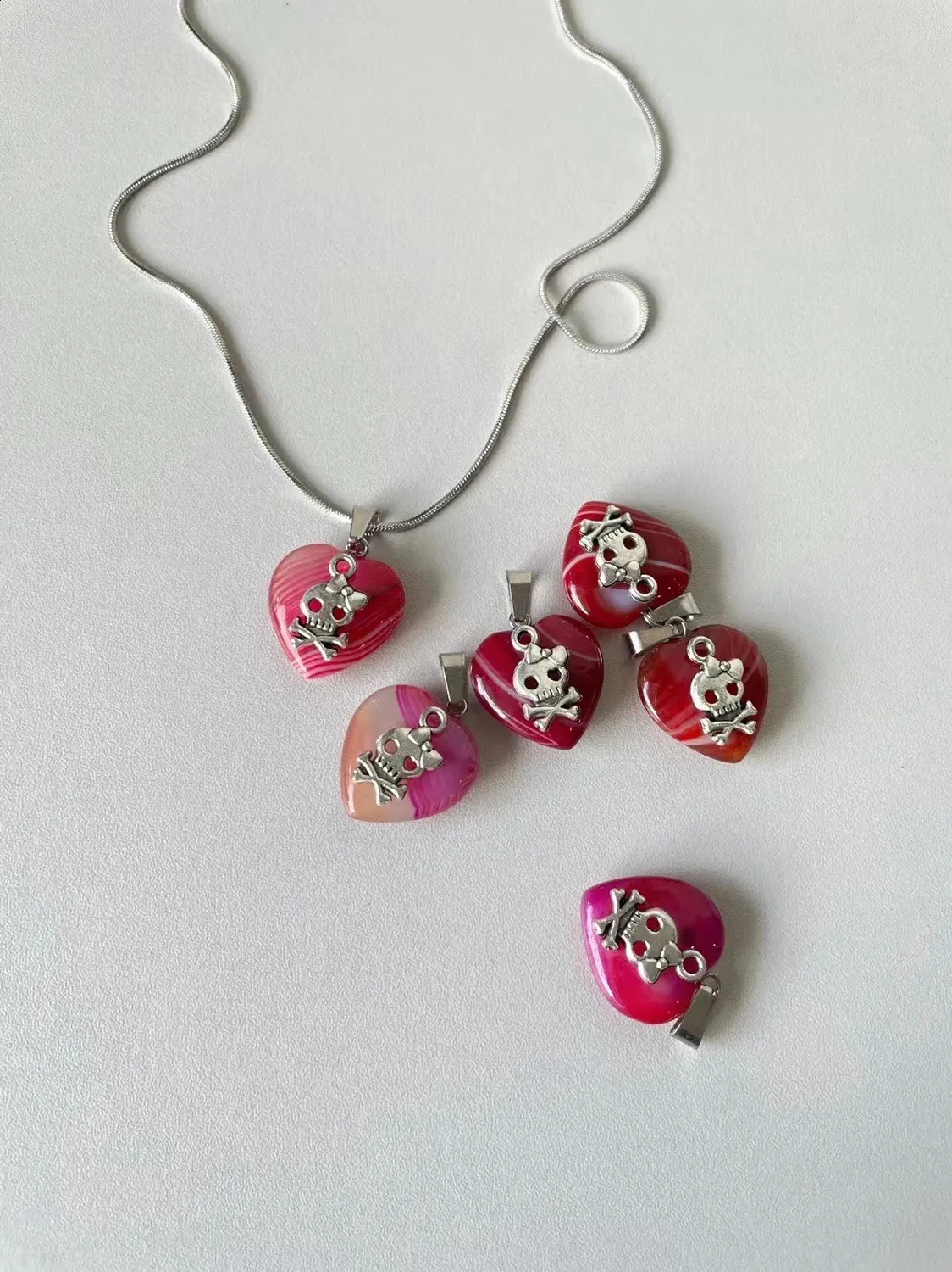 Collana Gotica Con Ciondolo Teschio E Rose – Cristallo Nero E Argento, Accessorio Unisex Per Halloween E Look Punk