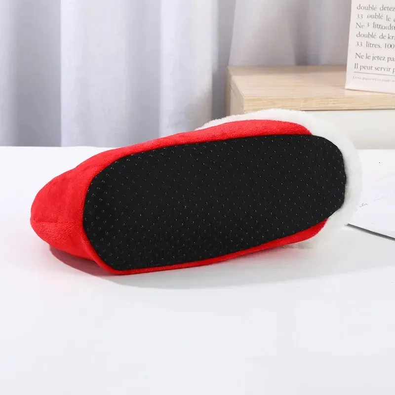 Rode pluche katoenen kerstslippers met kerstman- en elfmotief, comfortabele binnenslofjes voor de winter en de feestdagen, geschikt voor thuisgebruik. 251020_voghion.com
