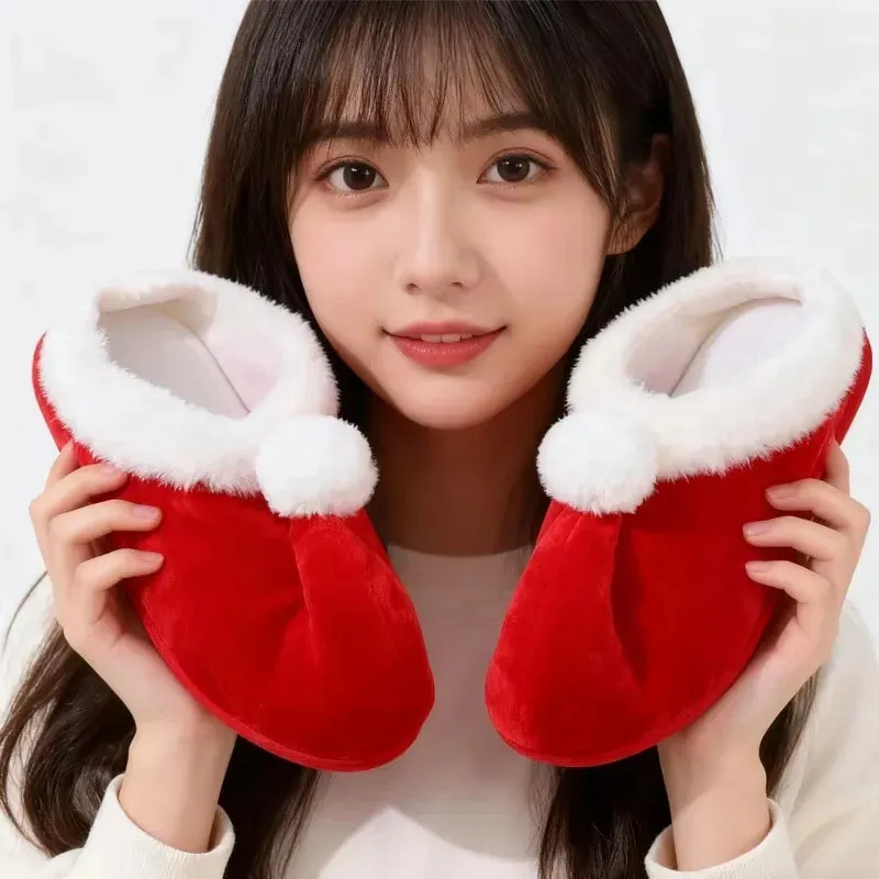 Rode pluche katoenen kerstslippers met kerstman- en elfmotief, comfortabele binnenslofjes voor de winter en de feestdagen, geschikt voor thuisgebruik. 251020_voghion.com