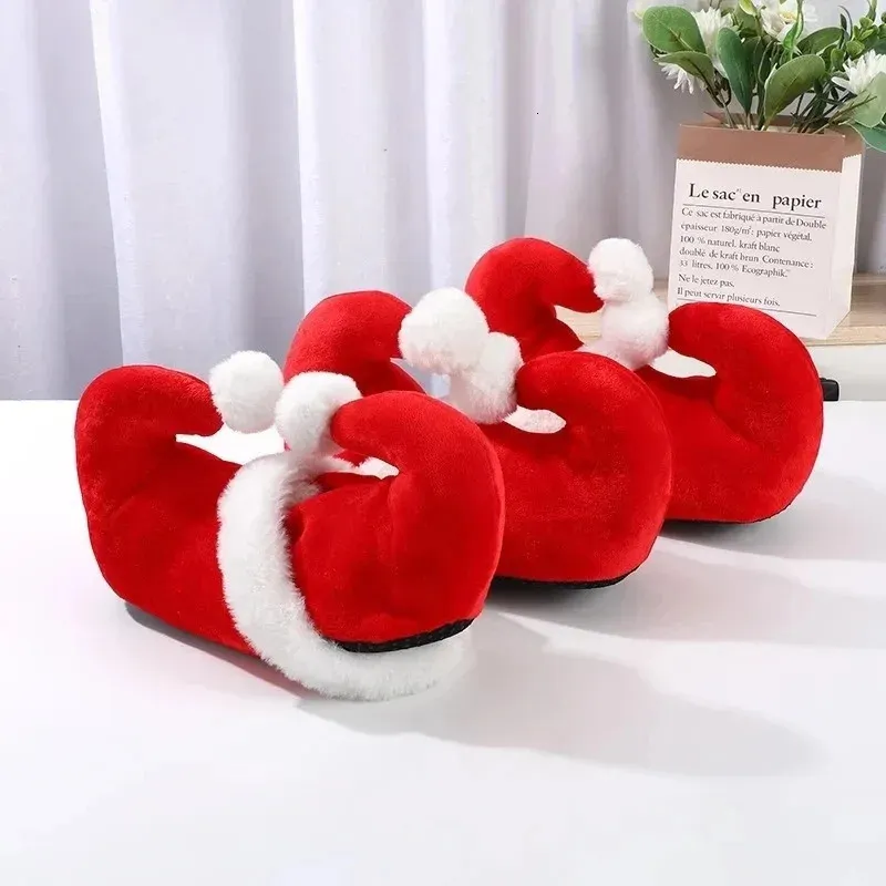 Rode pluche katoenen kerstslippers met kerstman- en elfmotief, comfortabele binnenslofjes voor de winter en de feestdagen, geschikt voor thuisgebruik. 251020_voghion.com