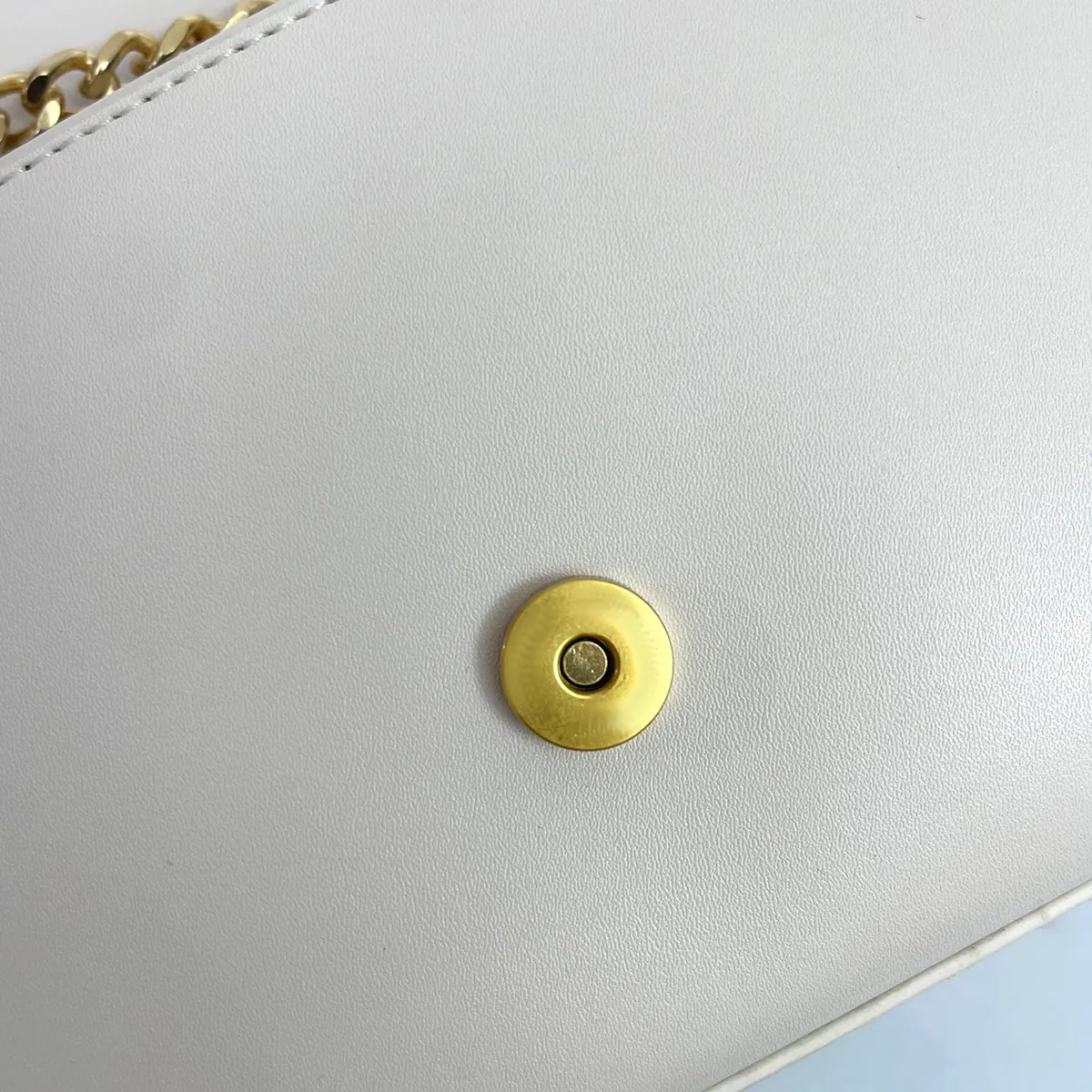 Designer schoudertas voor dames witte bucket bag met ketting_voghion.com