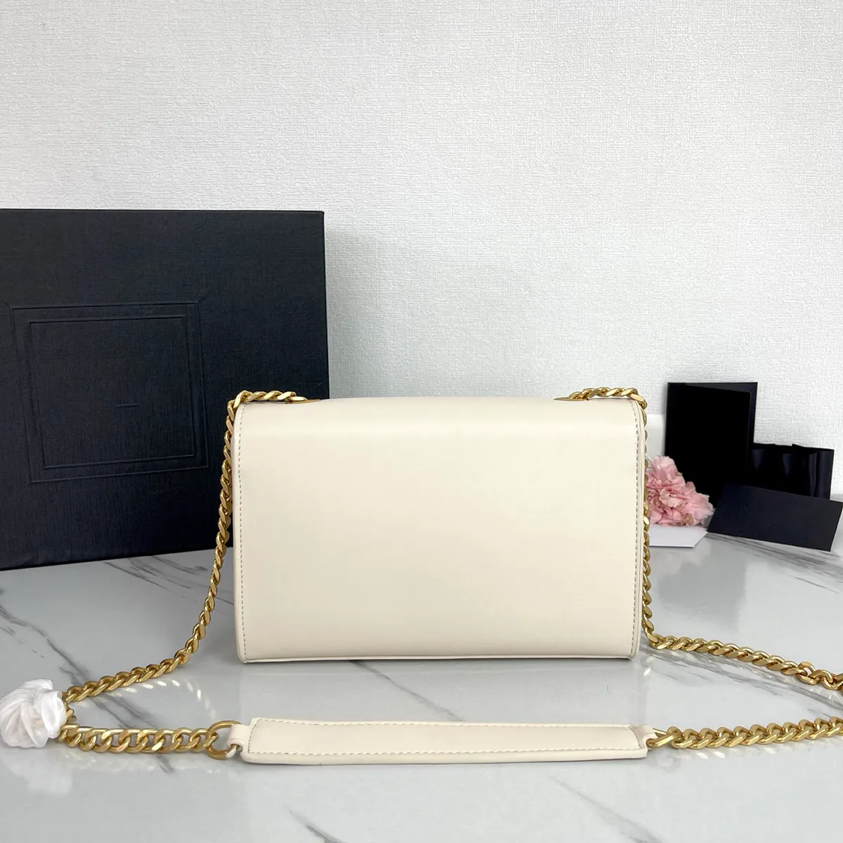 Designer schoudertas voor dames witte bucket bag met ketting_voghion.com