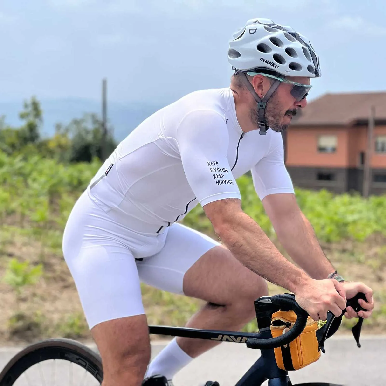 サイクルジャージ、ビブショーツ、ヘルメットセット