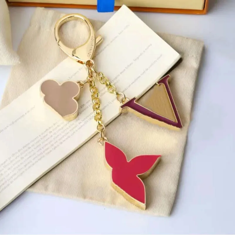 Ciondolo Cuore Grigio: Accessorio Romantico per Chiavi e Borse