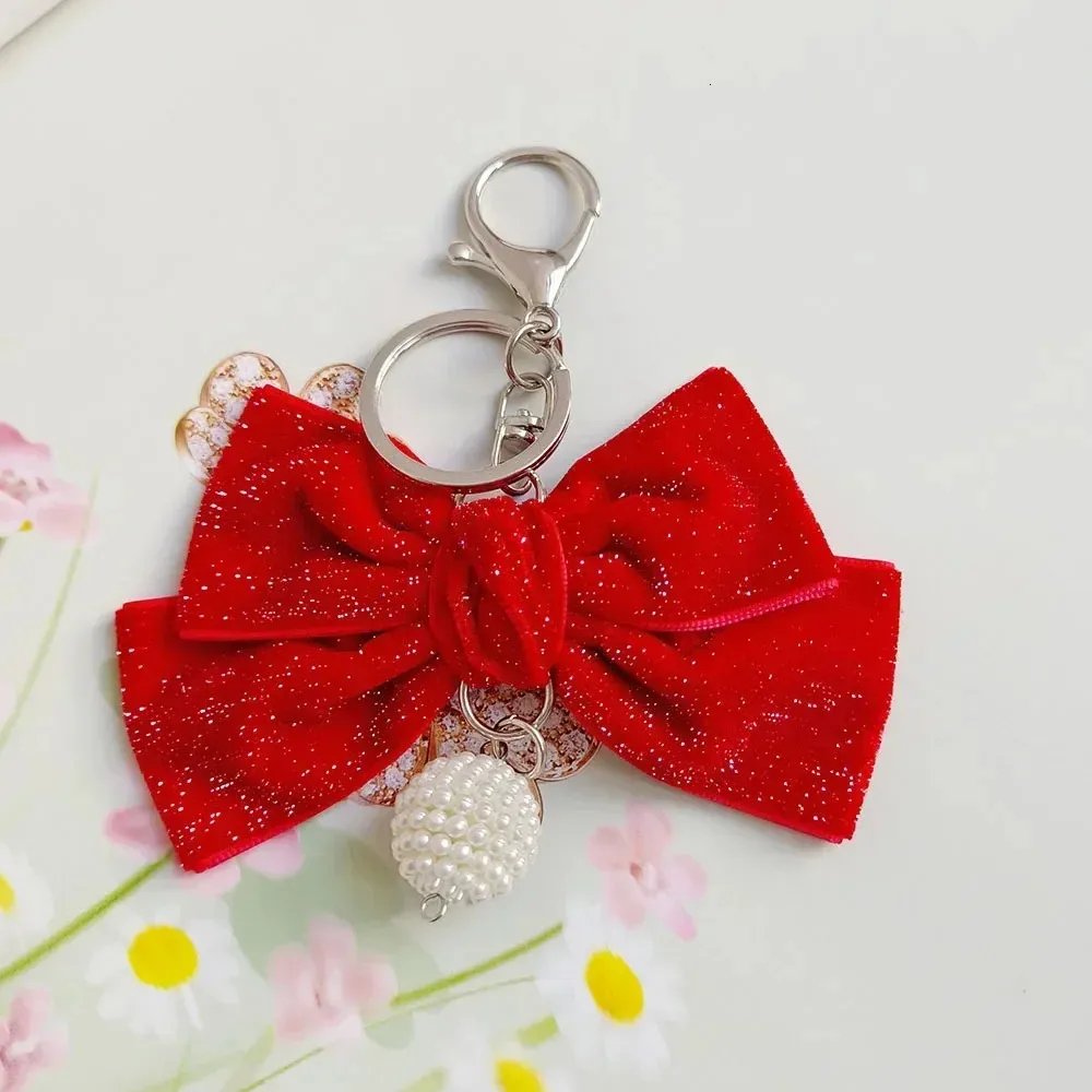 Portachiavi con smalto a forma di farfalla con cuore di ciliegia