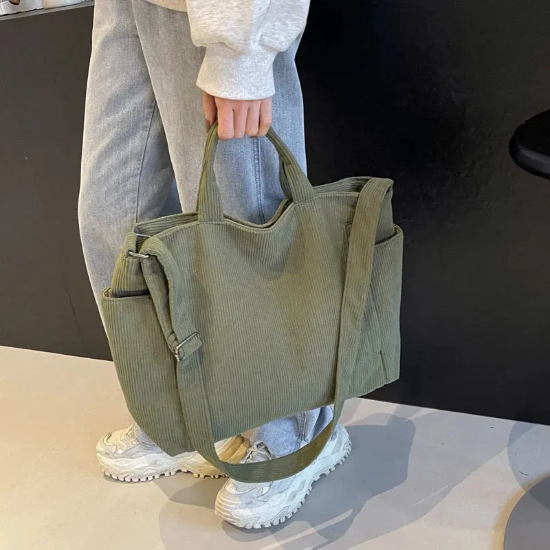 Borsa grande in velluto a coste: borsa a tracolla multitasche - Italia
