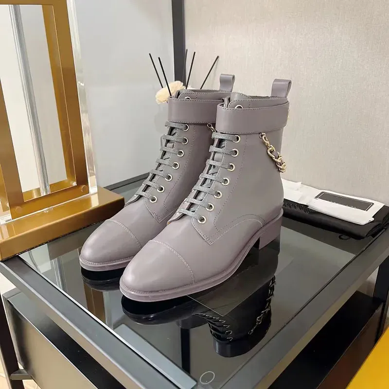 2023 designer Luxury pure color ankle boots womens 100% Leather outdoor Party Breathable letter Metal Chain strap boot ladys fashion Mid-heel comfort shoes sizes 35-40