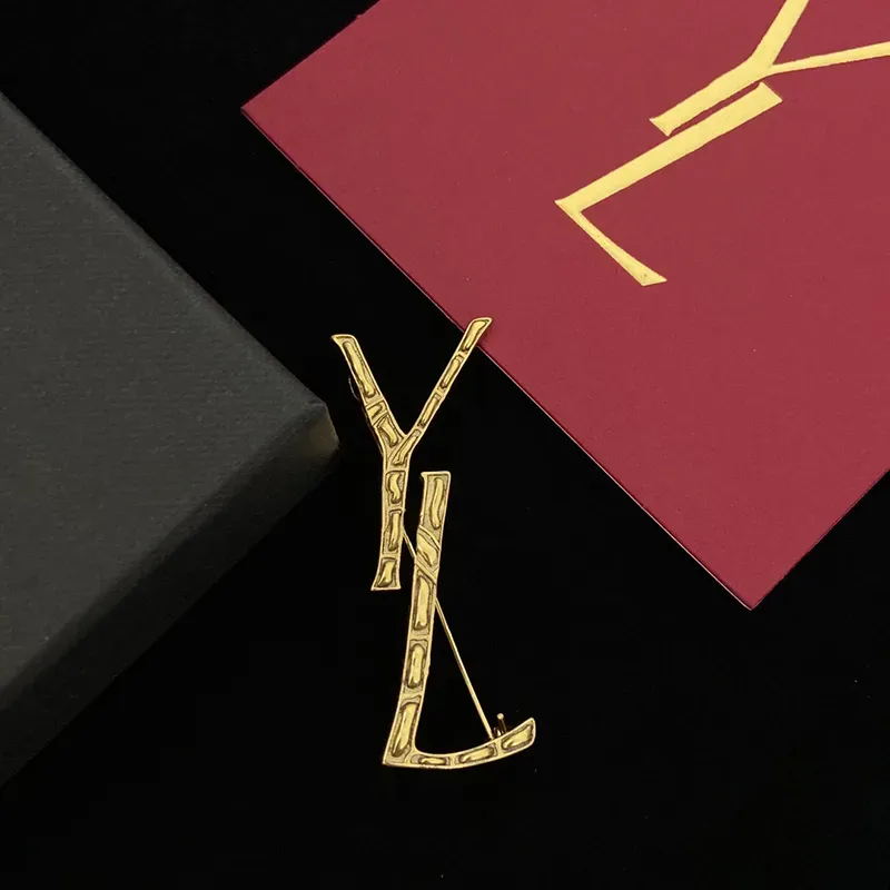 Luxury designer brooch letters classic high class feel versatile jumper brooch gift fashion simple light luxurys good