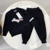 Kids Giysileri Bebek Tasarımcı Bebek Takımları Sonbahar Çocuklar Set Trailsuits Boyut 90-140 cm 2pcs Ekleme Tasarım Kapşonlu Ceket ve Elastik Bel Pantolon