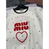 Camisetas femininas de malha Mm Home 24 Early Spring Heavy Industry Nail Diamond Top de malha com gola redonda e camisa com decoração de letras bordadas tridimensionais