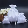 50pcs / lot 7x9 10x12 16x20 cm Noir Blanc Satin Pochette Sacs à cordon pour pochettes à bijoux Maquillage Perruque Emballage Sac cadeau T200602268C