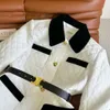 Damen-Wollmischungen Ce23 Herbst/Winter-Samt-Mantel aus gespleißter Baumwolle, modisches Lingge-Schwarz-Weiß-Kontrastdesign