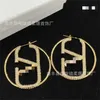 22% OFF Grandes boucles d'oreilles circulaires creuses avec grande lettre V incrustée de deux couleurs en laiton Huajia style personnalisé boucles d'oreilles de rue