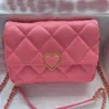 Frühling neue Designer-Umhängetasche Valentinstagsgeschenk rosa Farbe Herzschloss Luxus-Handtaschen Diamond Lattice Leder-Herz-Umhängetaschen kleine Nachrichtentaschen mit Klappe