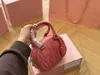 7Aジッパーオープニングミニボウリングバッグメタルレターラグジュアリーデザイナーバッグを持つ女性のためのプリーツミニクロスボディバッグ