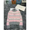 T-shirts en tricot pour femmes Ce23 automne/hiver rose gris rayure contraste brodé col rond pull tricoté pull pour femmes coloré teinture fixe correspondance des couleurs