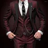 Męskie garnitury smokingowe burgundowe burgundy szczyt lapelowy 2 sztuki luksusowy klasyczny styl pary tuxedos Groomsmen palenie homme