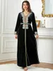 Etniska kläder Abayas för kvinnor Dubai Luxury V-ringning Långärmad sammet broderad slits maxi kjol abaya islamisk 3744