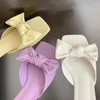 Sandales françaises avec nœud papillon et tête carrée, petit talon court pour femmes portant des vêtements d'été