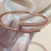 Pulsera para mujer bañada en oro de 18 quilates con circonitas cúbicas brillantes y diseño de uñas 231229