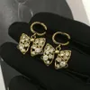 Pendientes colgantes con letras Vintage para mujer, tachuelas con lazo con sellos, caja de regalo con forma de gota para chica con personalidad, 3404