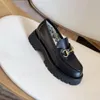 Sıradan Ayakkabı Tasarımcı Kadın Ayakkabı Bahar Sonbahar Ayakkabıları Deri Kalın Alt Trainer Platform Kadın Mektup Metter Metal Toka Sabahları Büyük Boyut 35-41-42 US4-US11 Kutu