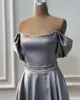 Robes de soirée Argent Gris Satin Formelle Robe De Bal A-ligne Plis Hors Épaule Longueur Au Genou Soirée Glitter Ceinture Robes De Graduation