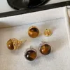 Studörhängen vinter retro runda tiger's eye sten kvinnors lyxklassiska bruna boll piercing