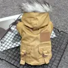 Abbigliamento per cani Face Punch Inverno caldo cotone per animali domestici Abbigliamento in peluche Cappotto militare antivento Colletto in pelliccia Abiti da lavoro