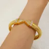 Bracciale rigido da donna alla moda in acciaio inossidabile, personalizzato da donna, con doppie frecce, bracciale color oro, da indossare ogni giorno