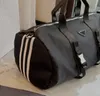 Продать треугольную спортивную сумку Pbag Черная дорожная сумка Женская нейлоновая сумка для багажа Мужские дизайнерские сумки Женские дизайнерские сумки Модный классический багаж большой вместимости