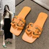 Chinelos de verão mulheres saltos planos moda fivela de metal 2024 designer coreano senhoras slides flip flop mulher praia ins