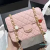 Bolso clásico con insignias de solapa de diseñador para mujer con coloridos herrajes de metal dorado Cadena Matelasse Bolso cruzado de cuero real con hombro 5 colores Sacoche 20 cm