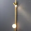 Lampada da parete a LED in rame in stile minimalista nordico utilizzata per la personalizzazione dell'ambiente accanto al soggiorno