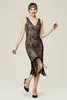 Damer eleganta klaffklänningar 1920 -tal v nackpärlor fransad stor gatsby klänning