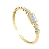 Pierścienie klastrowe Dainty 14 -krotnie złota platana ze stali nierdzewnej biżuteria kwadrat kwadratowy CZ Stone otwarty pierścień dla kobiet Wodoodporne zmaganie za darmo ślub